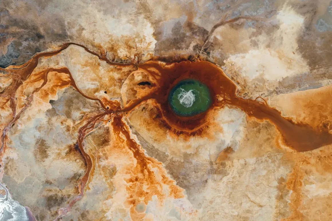 Interconnected geothermal hot spring pools resembling early Earth environments