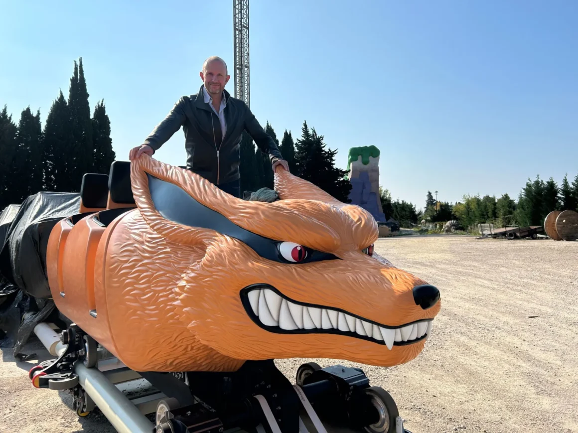 Naruto Konoha Land France preview image showing a man standing on a Kurama-themed roller coaster car at Parc Spirou Provence.