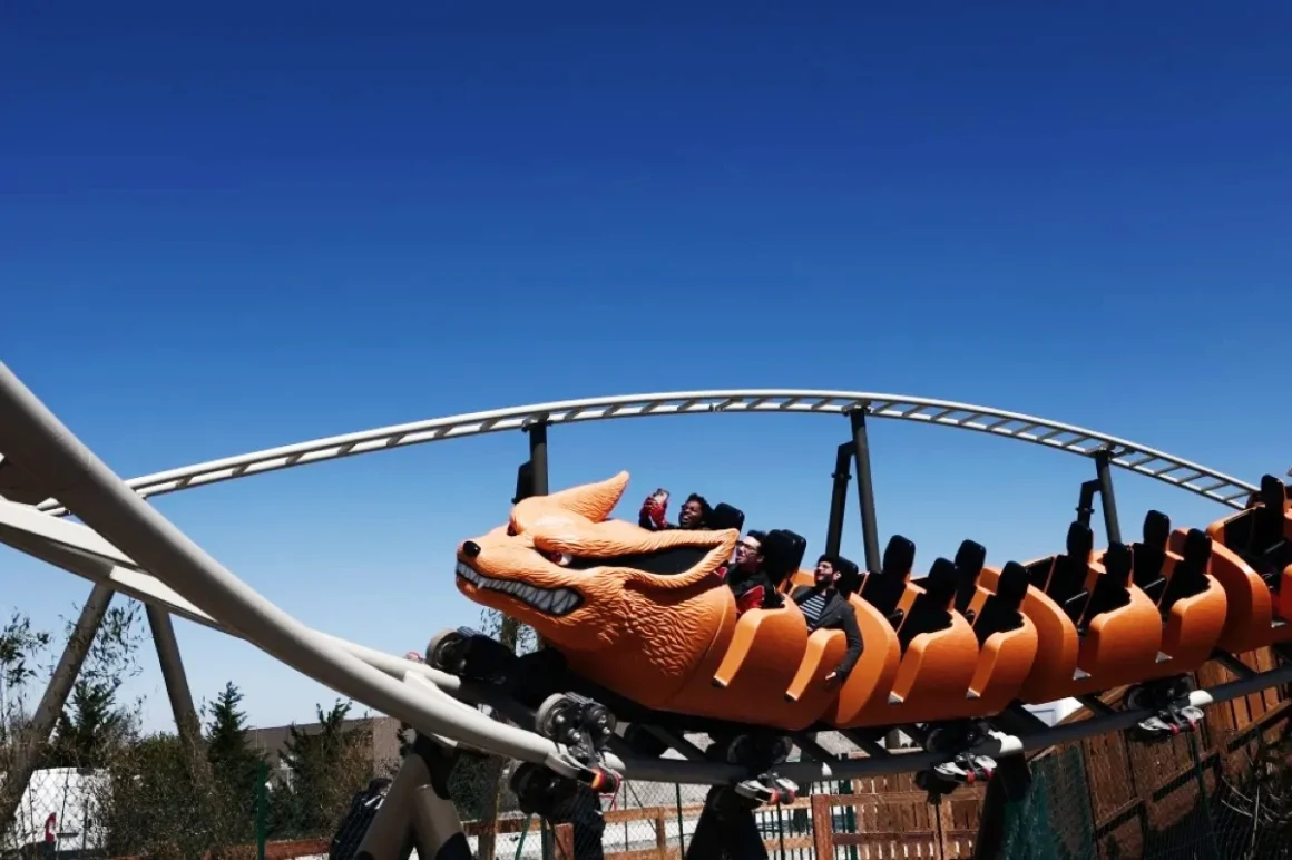 Naruto Konoha Land France ride image showing visitors on a Kurama-themed roller coaster at Parc Spirou Provence.
